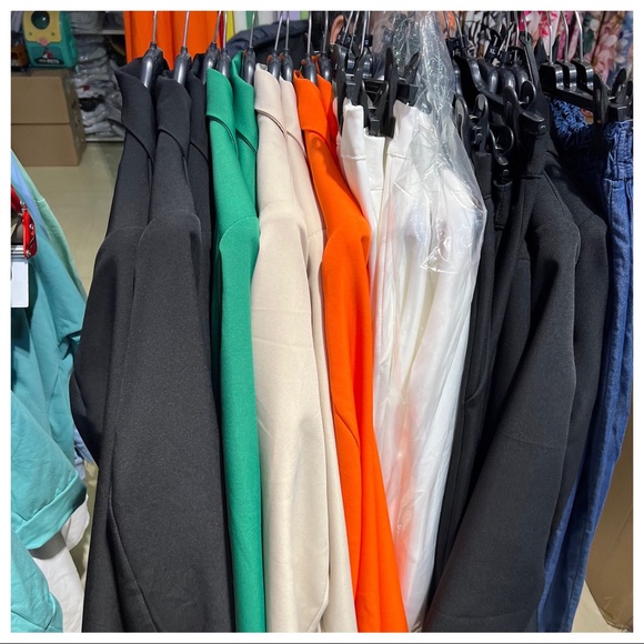 Made in Italy Hottest Trend Blazer with shoulder pads - Picture 3 of 3